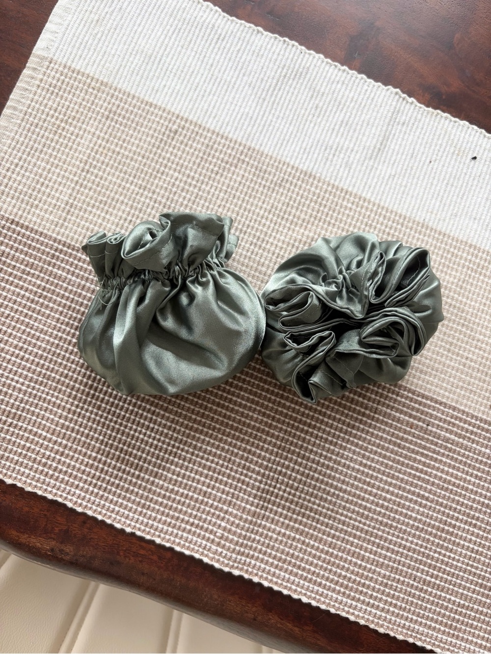3/$10 🌸 Set of 2 heatless curlers with caps